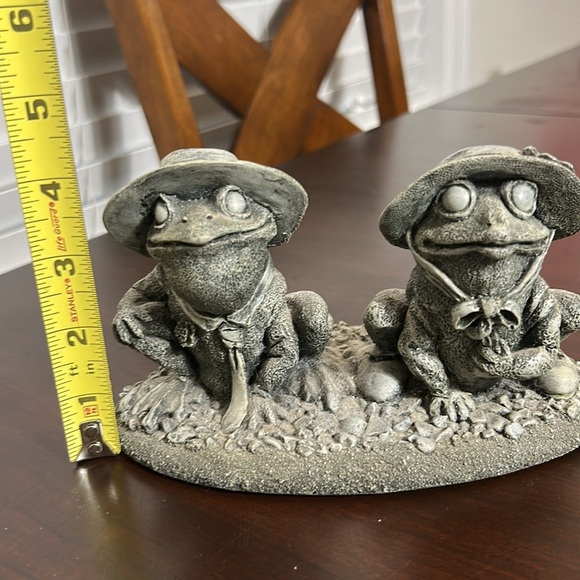 Stone Garden Mr. & Mrs. Bullfrog Grey Whimsical Garden Decor Statue Figurines - Picture 9 of 16